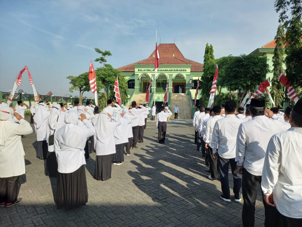 Peringati HUT Kemerdekaan RI ke -77, BDK Surabaya Selenggarakan Upacara Bendera