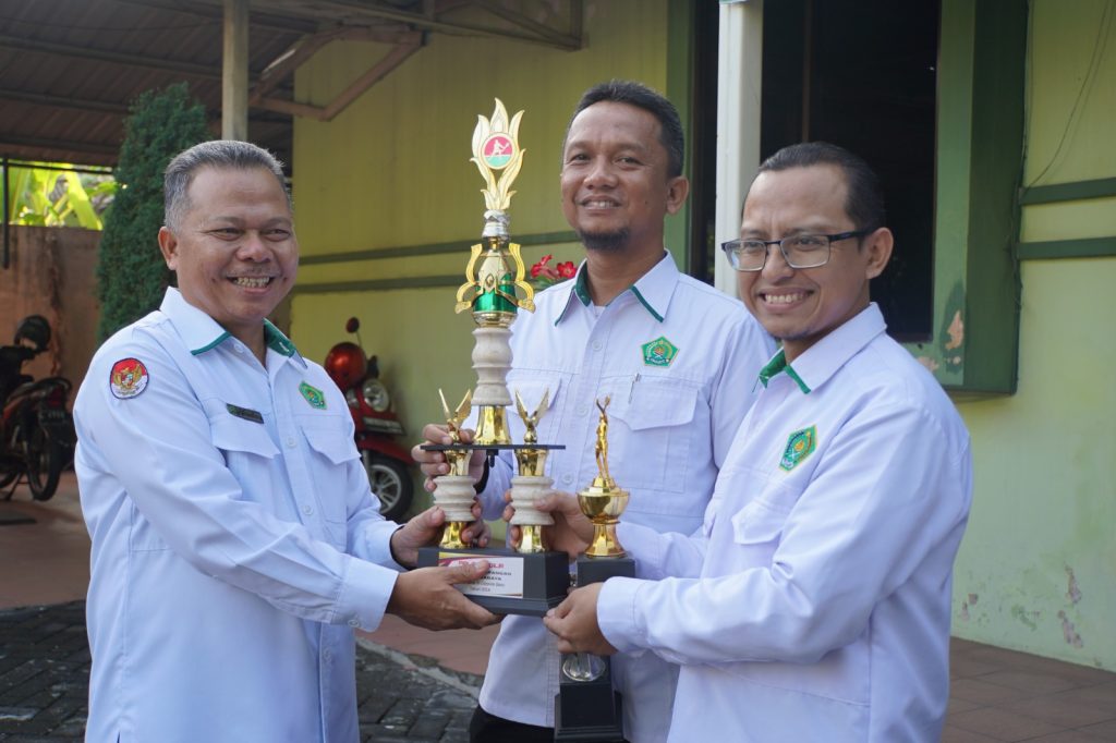Anton Sasono dan Dedy Kurniawan Raih Piala Bergilir Kepala Balai dalam Turnamen Tenis BDK Surabaya